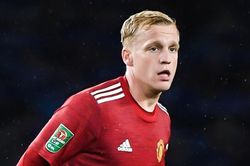 Phản ứng của Van de Beek sau pha kiến tạo đầu tiên ở MU
