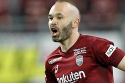 Iniesta ghi bàn sau pha phối hợp kiểu Tiki-taka