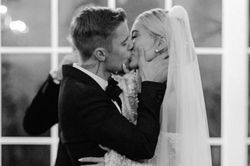 Vợ chồng Justin Bieber đăng ảnh kỷ niệm một năm ngày cưới