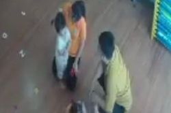 Người đàn ông đánh bé gái 2 tuổi trước mặt cô giáo