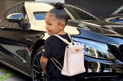 Con gái Kylie Jenner đeo ba lô 12.000 USD đến trường