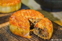 Bánh Trung Thu nhân bún ốc hút khách ở Trung Quốc