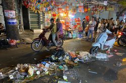 Hà Nội: 'Phố Trung Thu' Hàng Mã ngập ngụa rác thải sau mỗi buổi tối đón khách