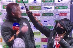 Để một phụ nữ che ô, HLV Man Utd nhận 'mưa gạch đá'