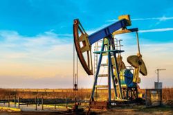 Giá xăng dầu hôm nay 1/10: Giá dầu tiếp tục giảm trước nỗi lo dịch bệnh tăng cao