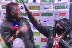 HLV Ole Gunnar Solskjaer của MU bị đám đông 'chế giễu' vì hành xử vô tâm với nữ trợ lý
