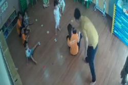 Lào Cai: Phụ huynh hành hung bé gái 2 tuổi ngay trên tay cô giáo
