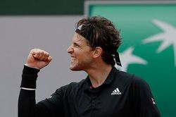 Dominic Thiem vào vòng 3 sau loạt 'đấu súng' căng thẳng