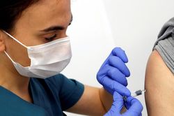 Chỉ 50% người dân Mỹ sẵn sàng tiêm vaccine COVID-19 miễn phí