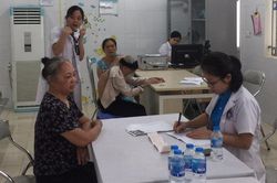 Hà Nội chăm sóc sức khỏe cho người cao tuổi sinh con một bề là gái