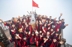 Nhiều người thích thú chinh phục đỉnh Fansipan sau chuỗi ngày dài đóng cửa phòng dịch COVID-19