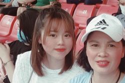 Huỳnh Anh diện váy trắng, khoe nhan sắc gây thương nhớ trên khán đài cổ vũ Quang Hải