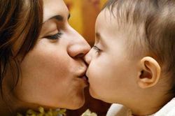 Hôn môi hay mớm cơm cho trẻ cũng có thể làm nhiễm bệnh