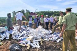 Quản lý thị trường Quảng Trị tiêu hủy gần 25.000 bao thuốc lá nhập lậu