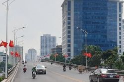 Đường phố Thủ đô rực rỡ cờ hoa chào mừng kỷ niệm 1010 năm Thăng Long - Hà Nội