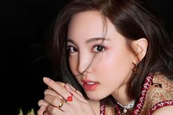 Nayeon (TWICE) debut đã lâu nhưng giờ fan mới biết cô sở hữu kỷ lục ngoại hình này
