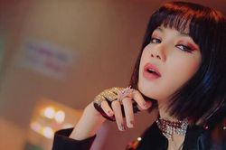 Stylist cắt bỏ nửa chiếc áo vest giá 27 triệu đồng cho Lisa mặc trong MV 'Lovesick Girls'