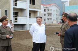 Em gái ông Kim Jong Un tái xuất sau 2 tháng, cùng anh đi thị sát