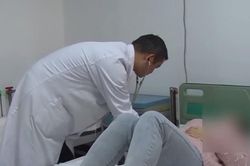Ông bố ở Trung Quốc đau tim khi giúp con làm Toán