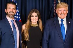 Bạn gái của Donald Trump Jr. bị tố quấy rối tình dục