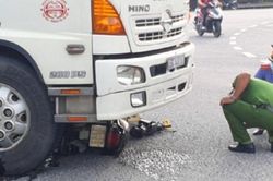 Tin tức tai nạn giao thông mới nhất hôm nay ngày 2/10: Xe máy bị cuốn vào gầm ô tô tải, 2 vợ chồng thương vong