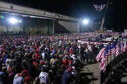 Nước Mỹ tranh cãi sau cuộc 'đối đầu' hỗn loạn Trump-Biden