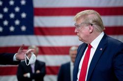 Kịch bản nào chờ đợi nước Mỹ khi TT Donald Trump mắc Covid-19?