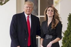 Nữ trợ lý thân cận mắc COVID-19, ông Trump và vợ phải cách ly