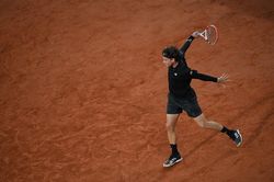 Dominic Thiem thẳng tiến vòng 4 Pháp mở rộng