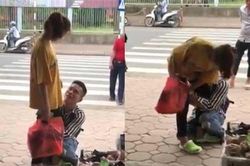 Anh chàng quỳ gối, ôm chân bạn gái giữa đường phố để níu kéo tình cảm