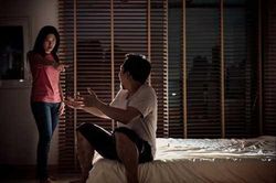 Về nhà thấy cửa khóa, định quay lưng đi thì nghe tiếng kêu bên trong, tôi phá khóa xông vào và chết đứng khi thấy con đang gào khóc