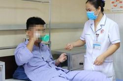 Bị thủng tầng sinh môn do bạn đặt bút chổng ngược dưới ghế sau khi đứng lên phát biểu