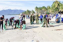 Phát động chiến dịch làm sạch bãi biển Ninh Hải