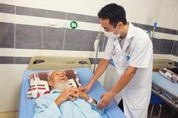 Trung tâm Y tế huyện Đoan Hùng tán sỏi bàng quang, nội soi cắt u xơ tuyến tiền liệt thành công cho người bệnh 94 tuổi