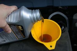 Vì sao động cơ xe ô tô bị hao dầu nhớt?