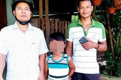 Trưởng Công an xã đưa cháu bé đi bộ 7km tìm mẹ về nhà an toàn