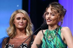 Paris Jackson ủng hộ Paris Hilton