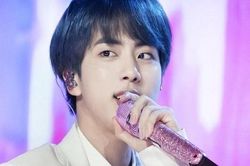 Jin BTS thay micro mới hút hồn nhưng ARMY chưa thể quên chiếc cũ