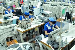 Dệt may gồng mình chờ đơn hàng