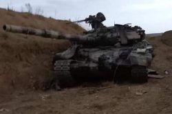 Azerbaijan 'bẽ mặt' vì binh sĩ tháo chạy, để Armenia tóm sống xe tăng T-90S