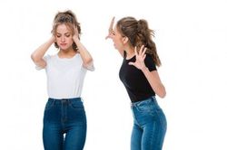 Em dâu 'giả câm giả điếc' vì chị chồng tai quái