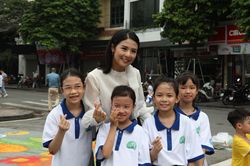 Hoa hậu Ngọc Hân cùng 50 em nhỏ vẽ bức tranh 'Xe đạp khổng lồ'