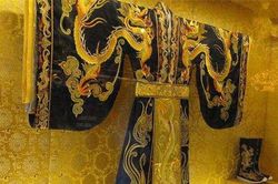 Long bào của các vị Hoàng đế ngày xưa bị cấm giặt bằng nước, vậy thì các cung nhân phải xử lý như thế nào?