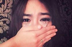 Thấy vợ mặc cái váy mới, chồng liền lao đến xé rách