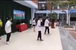 Xôn xao đoạn clip một trường cấp 2 cho học sinh 'múa quạt' trên nền nhạc 'hôm nay là thứ 7, anh thích đi vào bar...'