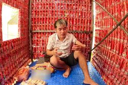 Sau vlog cháo gà nguyên lông, con trai Bà Tân Vlog tiếp tục làm clip vô bổ khiến dân mạng ngán ngẩm