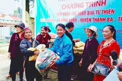 100 suất quà tặng gia đình khó khăn ở phường Ô Quý Hồ