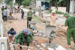Tranh thủ ngày nghỉ, CBCS Công an, giáo viên về làng làm nông thôn mới