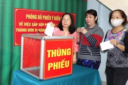 Cử tri thành phố Hồ Chí Minh phấn khởi bỏ phiếu cho ý kiến về sáp nhập phường, quận
