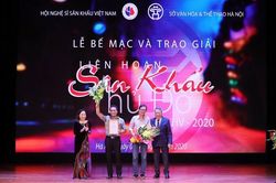 ''Bạch đàn liễu'' và ''Người tốt nhà số 5'' giành giải Vàng Liên hoan sân khấu Thủ đô